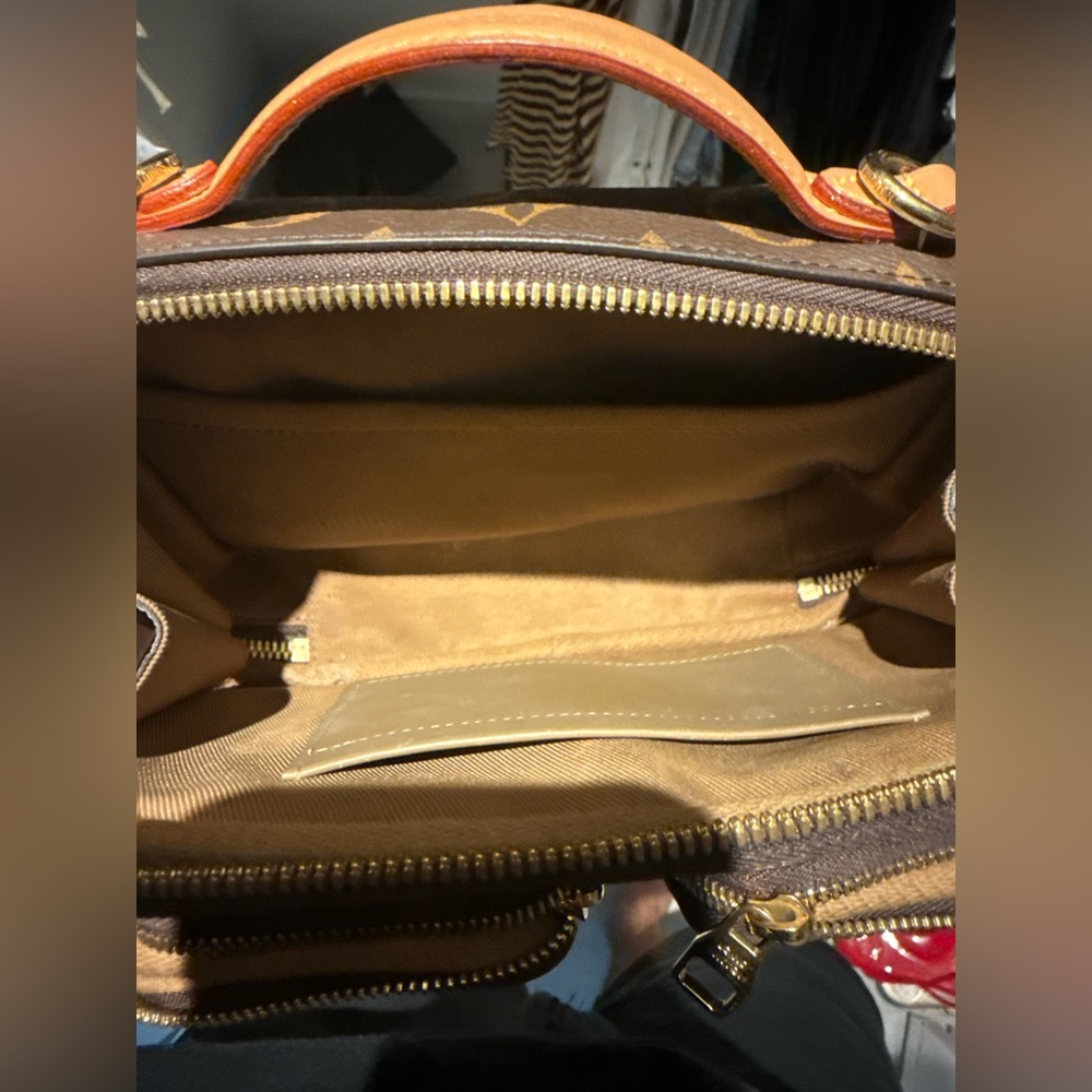 LOUIS VUITTON Monogram Utility Crossbody - Picture 4 of 4